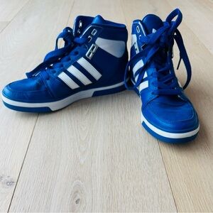 Adidas Originals Hard Court HI shoes in a blue and white colourway.
